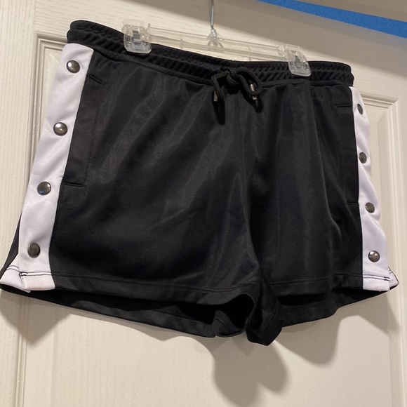 Urban Outfitters M Black/White Button Shorts - Picture 2 of 9